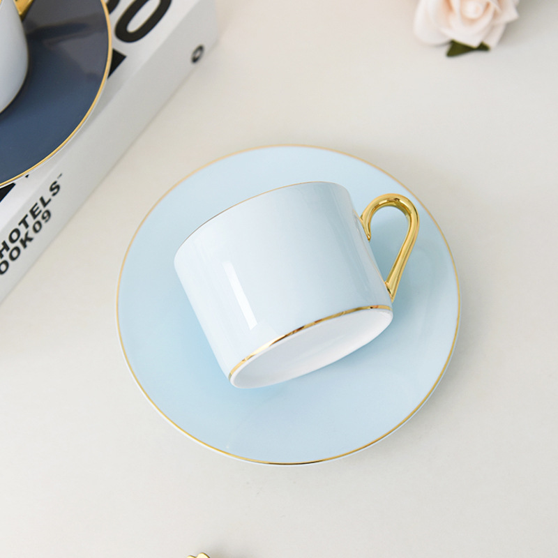 Estilo de lujo ligero taza de café de porcelana dorada taza de té de la tarde francesa taza y platillo taza de desayuno de alta calidad para niñas