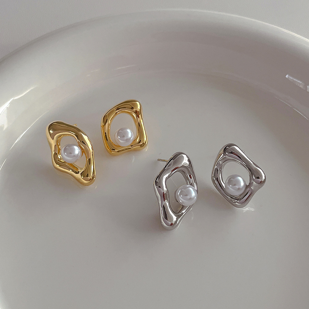 Asymmetrical retro elegant earrings from pearl