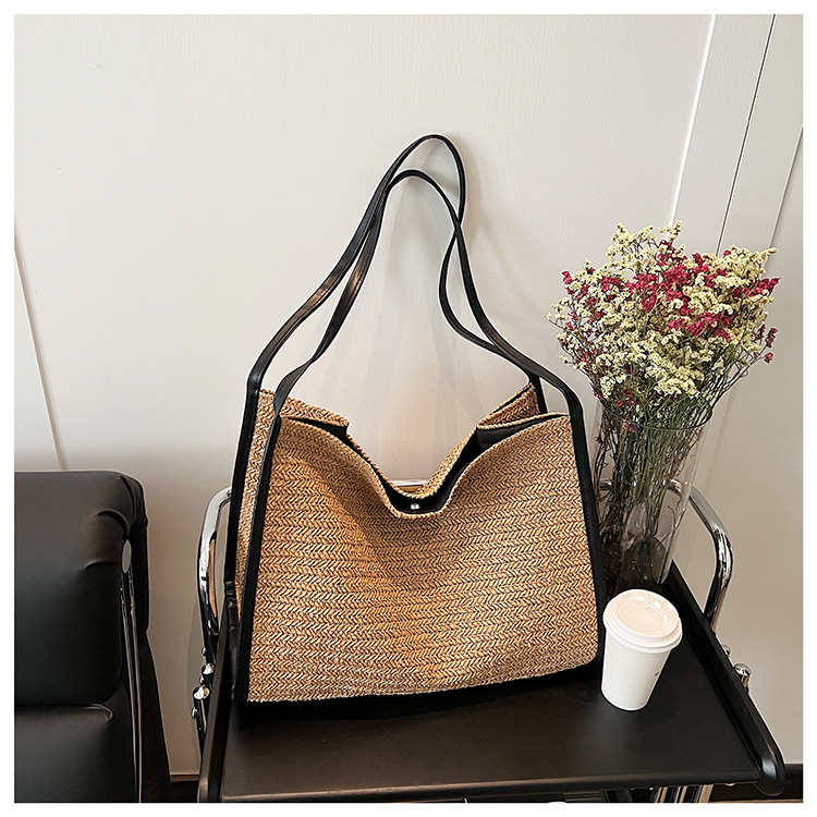 Straw one-shoulder bag for leisure