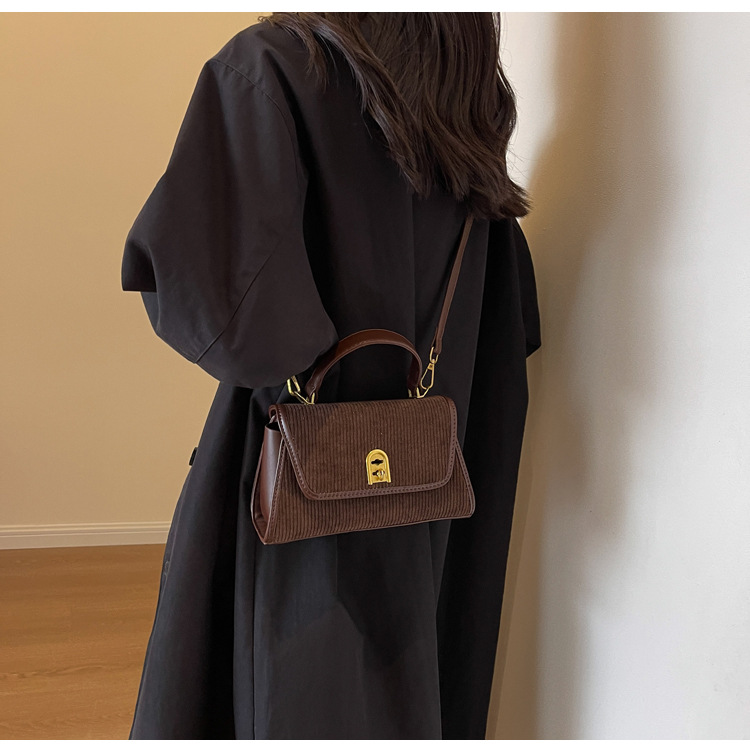 Women's Medium All Seasons Flannel Solid Color Streetwear Square Lock Clasp Handbag display picture 1