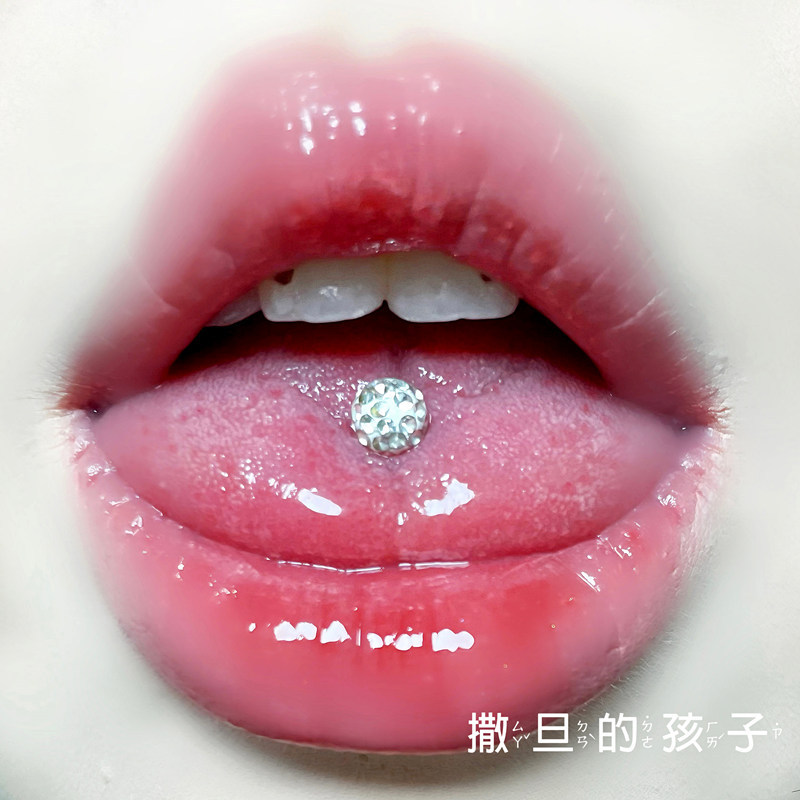 Silver pointed spike labret stud material detail