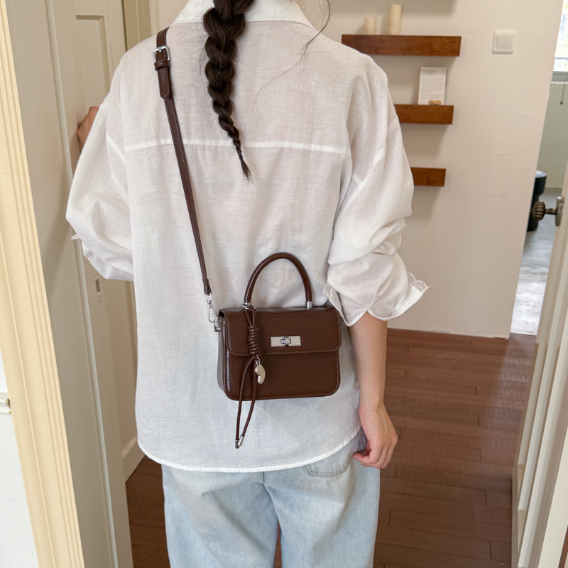 2026 nueva moda de alta sensación bolso bolso pequeño bolso cuadrado de mujer bolso de hombro de estilo extranjero bolso de transporte diario