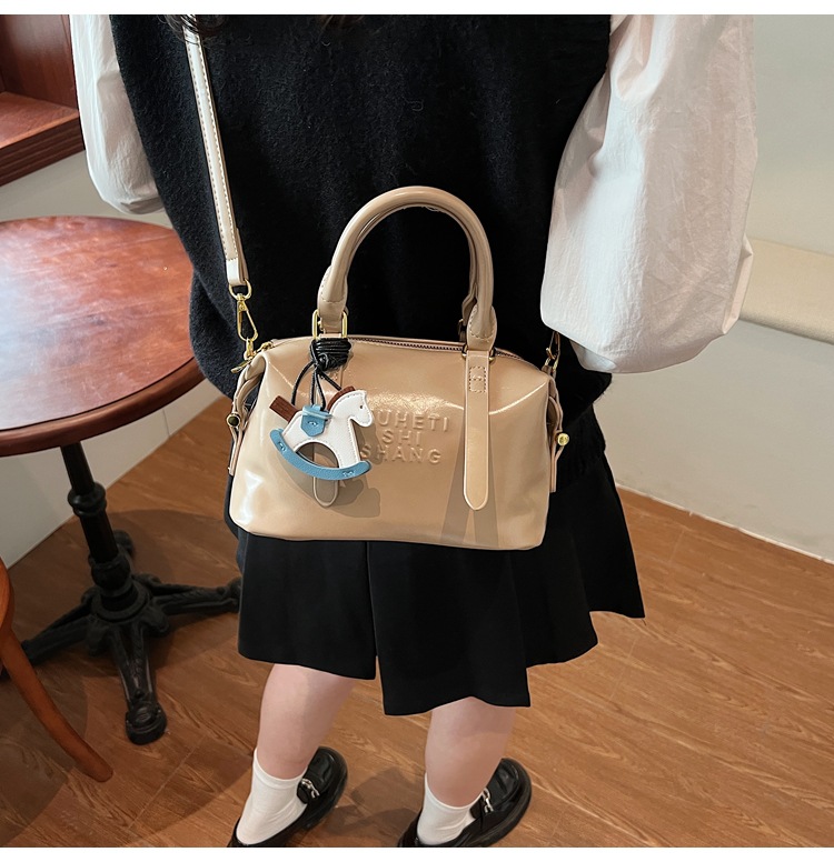 Casual and simple hand-held pillow bag for women, 2025 new style, fashionable and trendy, niche single-shoulder crossbody bag for work and commuting undefined