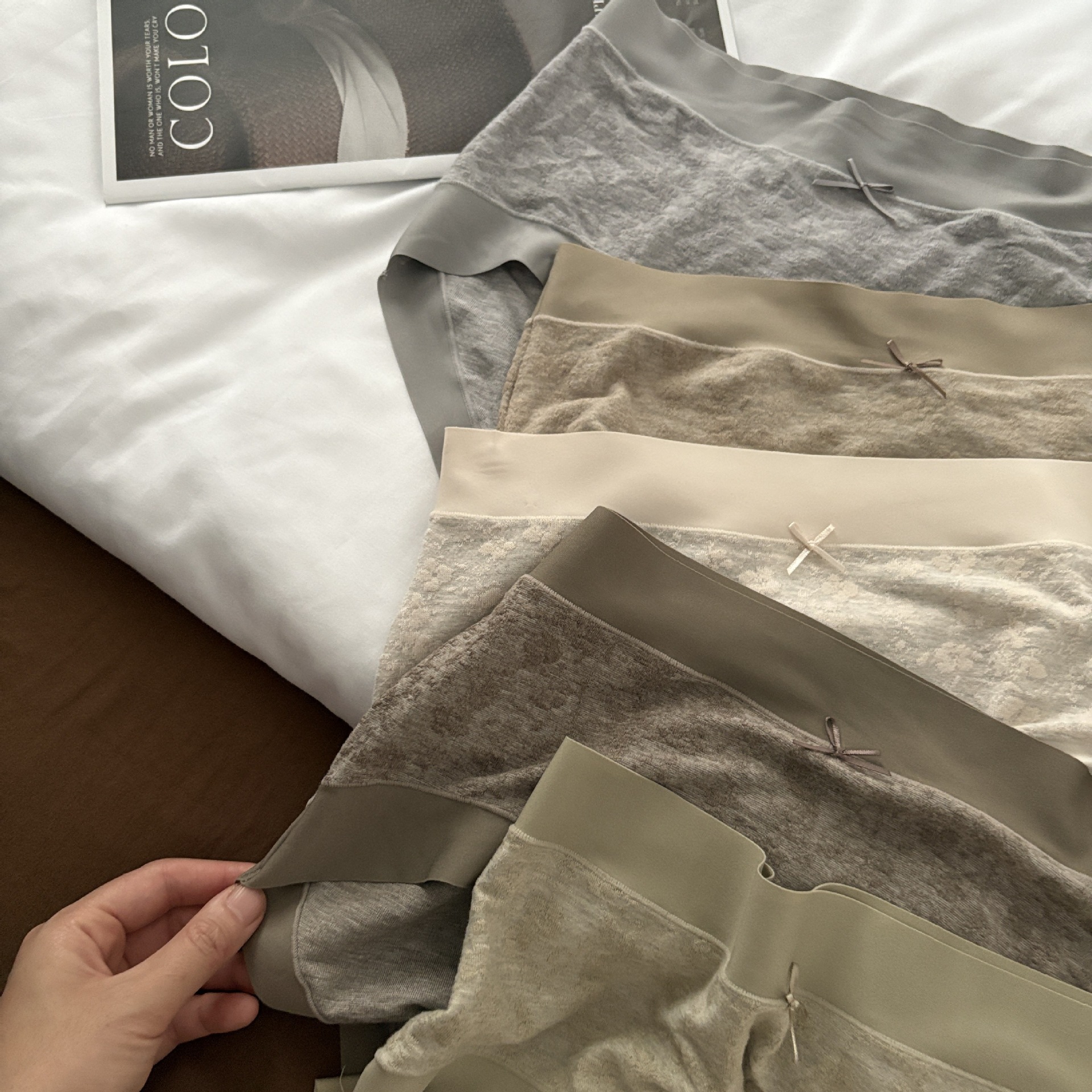 6308 Focuses on Autumn and Winter Brushed Makeup Silk Retro Hip-Covering Seamless Girls' Mid-Waist Underwear That Is Breathable and Warm