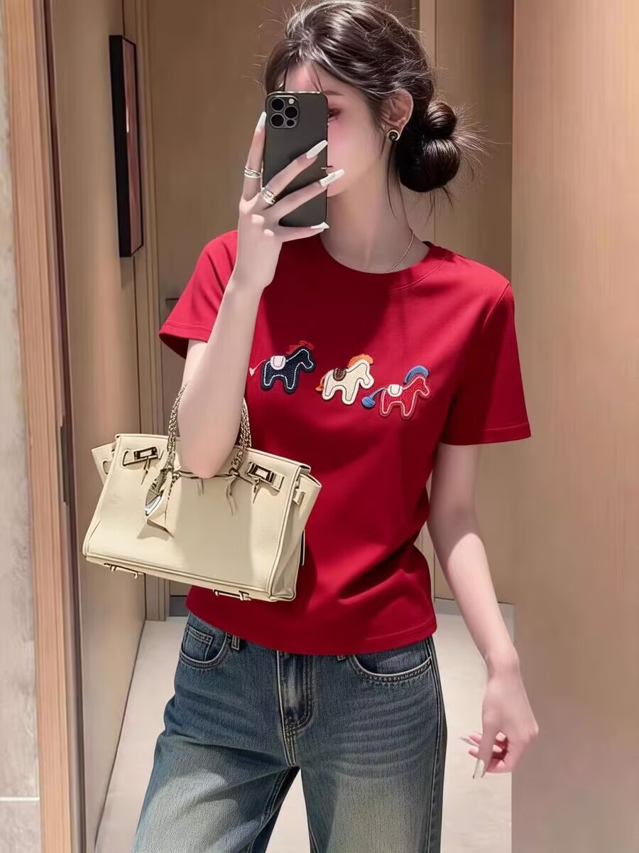 Áo thun nữ cổ tròn tay ngắn thêu hình ngựa nhỏ phong cách basic — màu đen