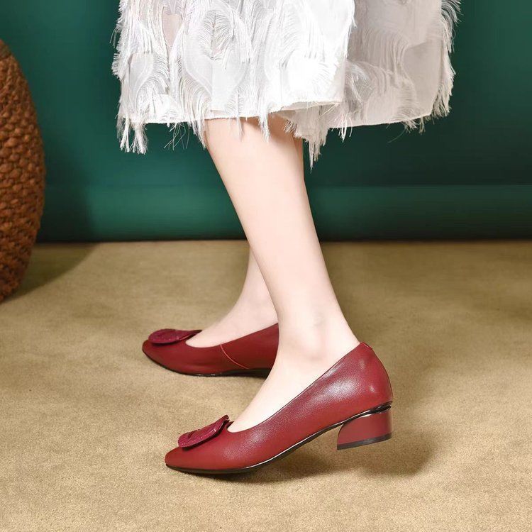 2026 primavera nuevos zapatos de mujer zapatos de goma un pedale de moda versátil nueva tendencia