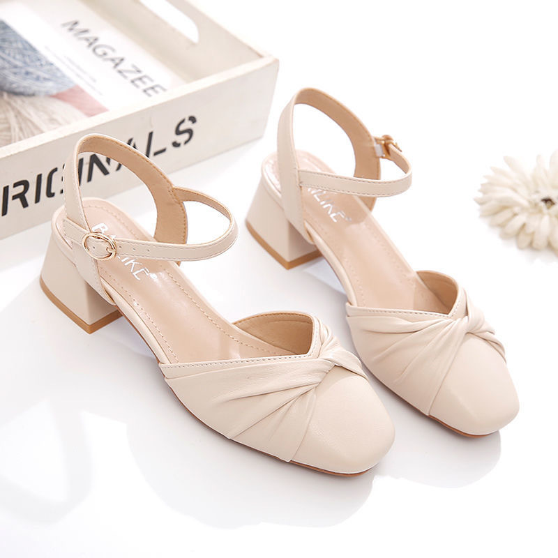 Sandálias huecas zapatos de mujer de verano 2026 nuevos tacones casuales gruesos un botón de tacones cuadrados nuevo estilo simple blanco beige