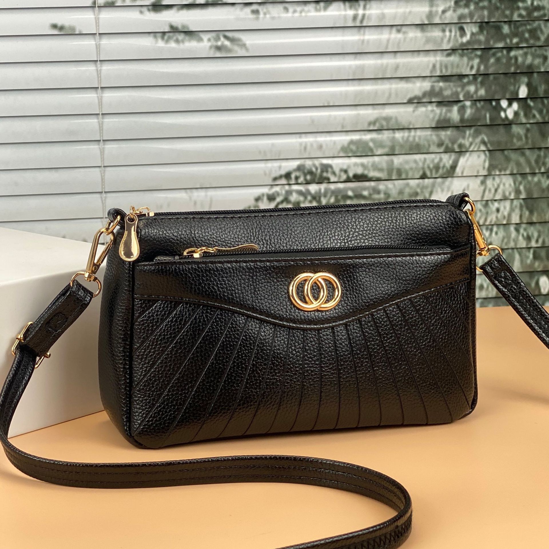 Guangzhou Hengli Leather Ladies Bolso de hombro para mujer Bolso de madre de mediana edad de múltiples capas de un solo hombro Bolso pequeño de gran capacidad al por mayor image 25