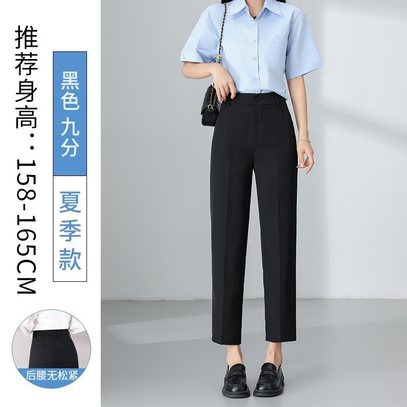 黒いスーツのズボンの女性のペンダント感があります。|undefined