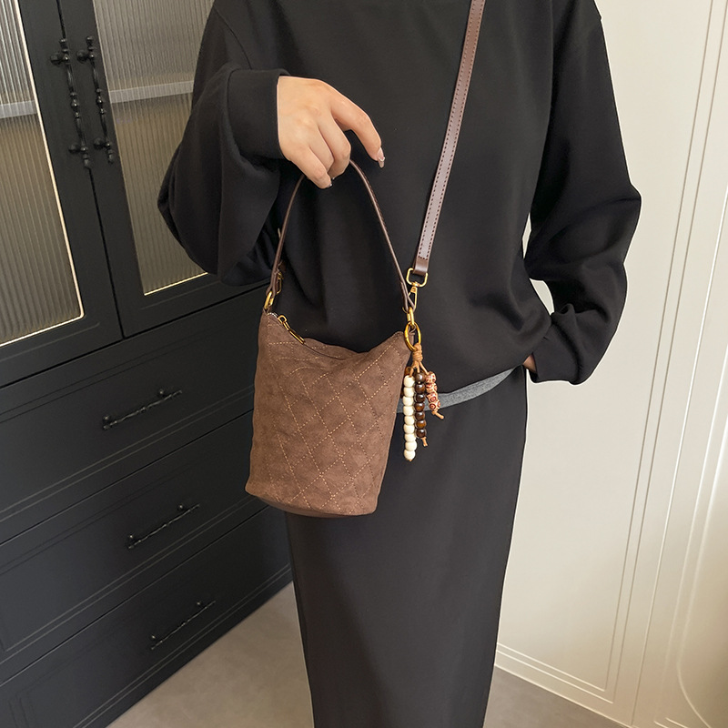 2025 otoño y invierno nuevo estilo diamante bordado bolso de cubo de agua de gran capacidad para mujeres bolso de brazo universal bolso de hombro bolso de viaje