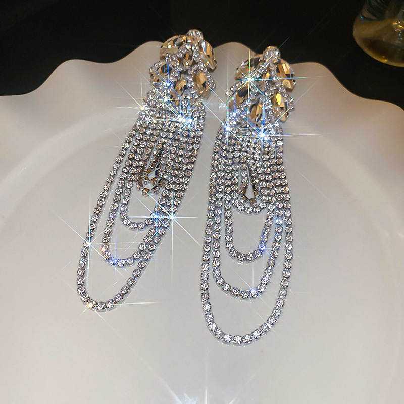 Agujas de plata transfronterizas flores de zircón aretes de bordillo estilo de moda pernos de auriculares lujosos de alto nivel de diseño de auriculares nicho
