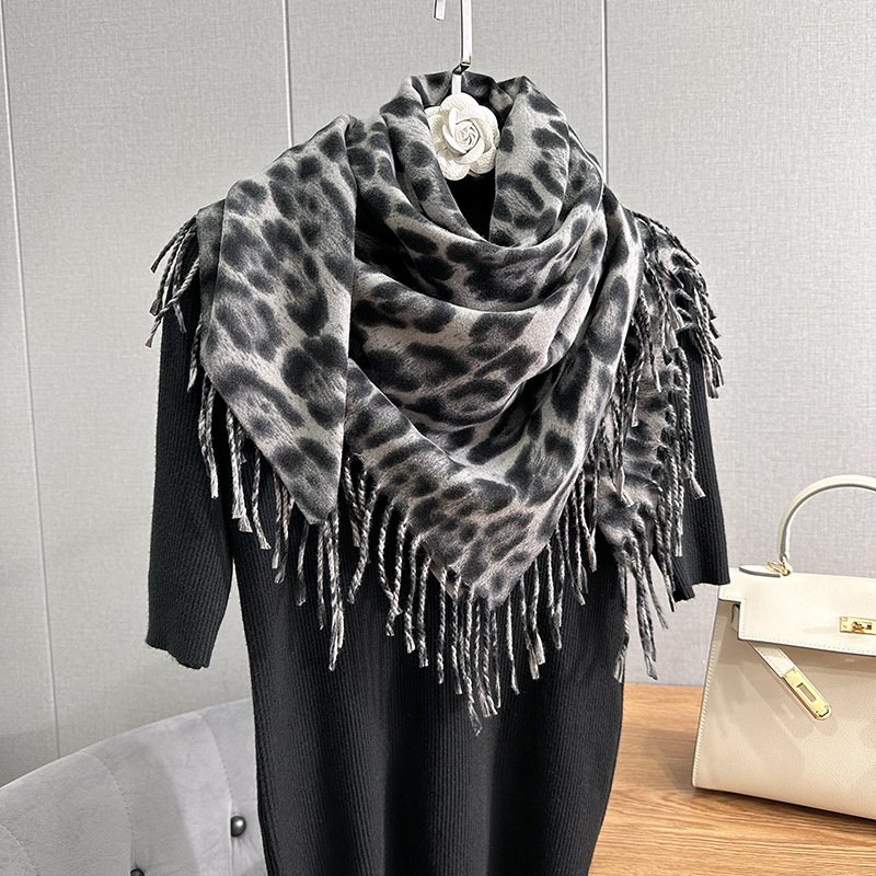 Nicho dulce cool clásico europeo y americano retrógrado impresión de leopardo bufandas de tendencia de otoño y invierno literatura y arte modelado bufandas de rayas de cachemira cuadrada