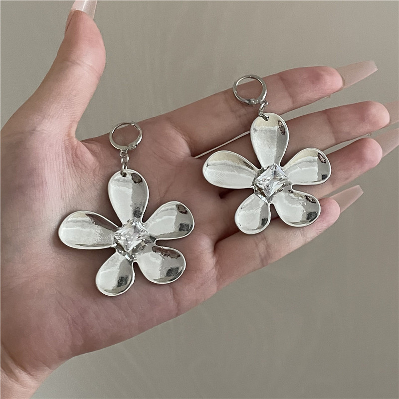 Korean design niche fashion exaggerated big flower earrings with diamonds trendy metal earringspicture3