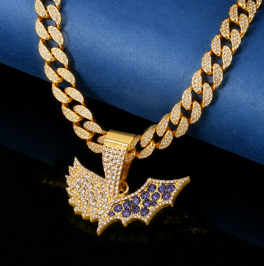 Nuevos productos de moda logotipo de personalidad patrón colgante collar 3A diamantes de imitación protección del medio ambiente colgante de aleación accesorios de moda para hombres image 1