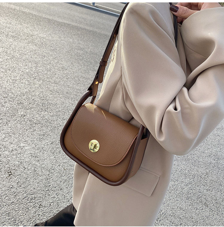 Fashion One-shoulder Messenger Bag Autumn And Winter Retro Armpit Small Square Bag display picture 2