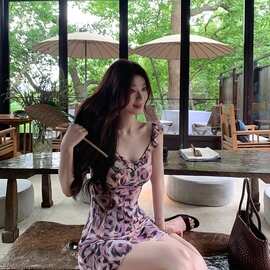 度假斜裁豹纹浪漫法式吊带连衣裙风紫色油画修身夏季v领薄纱拉链