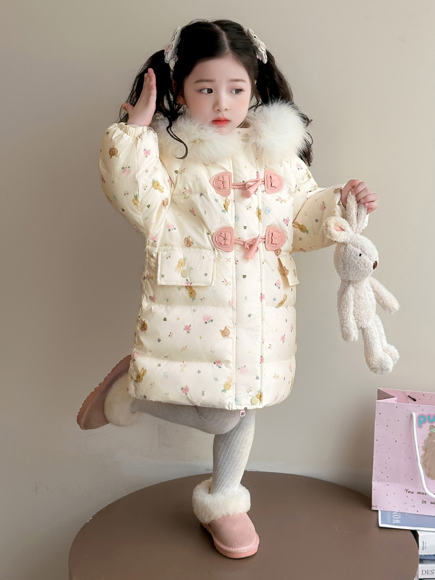 Chaqueta de invierno de niñas 2025, nuevo estilo de estilo occidental bebé femenino, ropa de invierno cálida y gruesa, chaqueta de invierno blanca muy bonita.