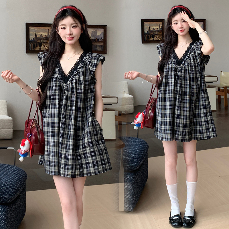French-style vintage V-neck dress with elaborate lace trim, puff sleeves, stylish and cute plaid doll collar, suitable for pregnant women French-style vintage V-neck dress with elaborate lace trim, puff sleeves, stylish and cute plaid doll collar, suitable for pregnant women