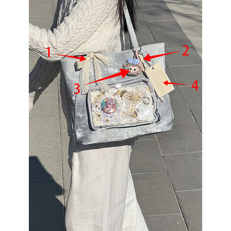 던 실버에는 리본 + 화려한 밧줄 + 새끼 고양이 머리 + 카드 홀더가 함께 제공됩니다.