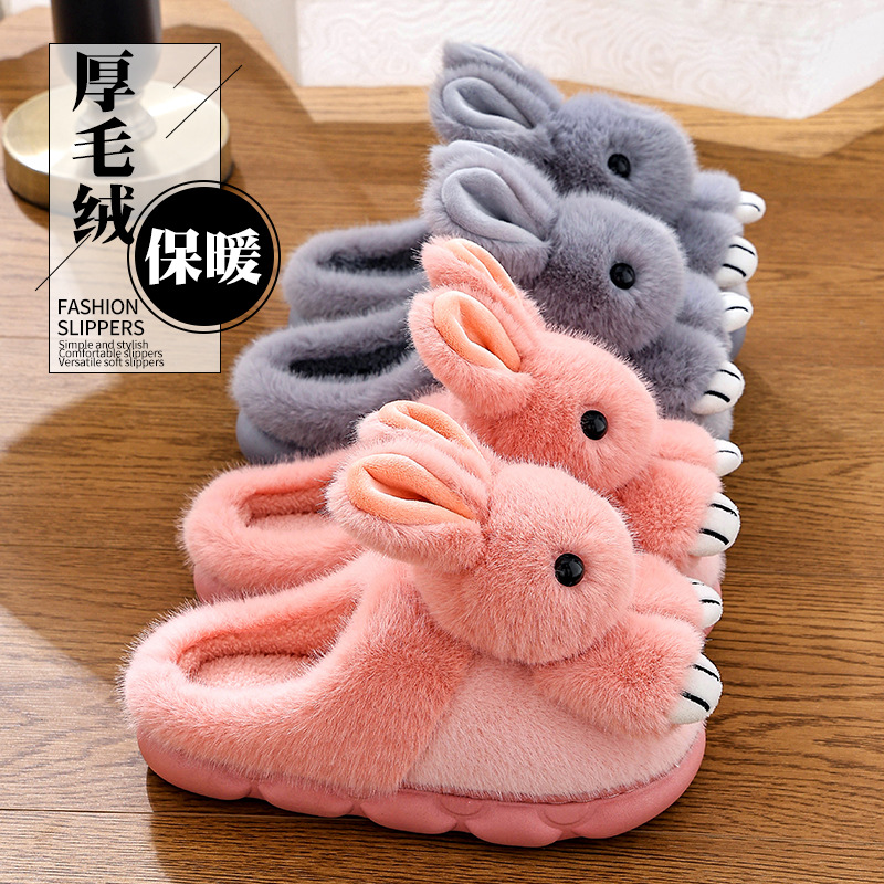 Zapatillas de algodón para mujeres invierno 2025 nuevas parejas interiores con una base gruesa de terciopelo para calentar el mes zapatos de algodón para hombres