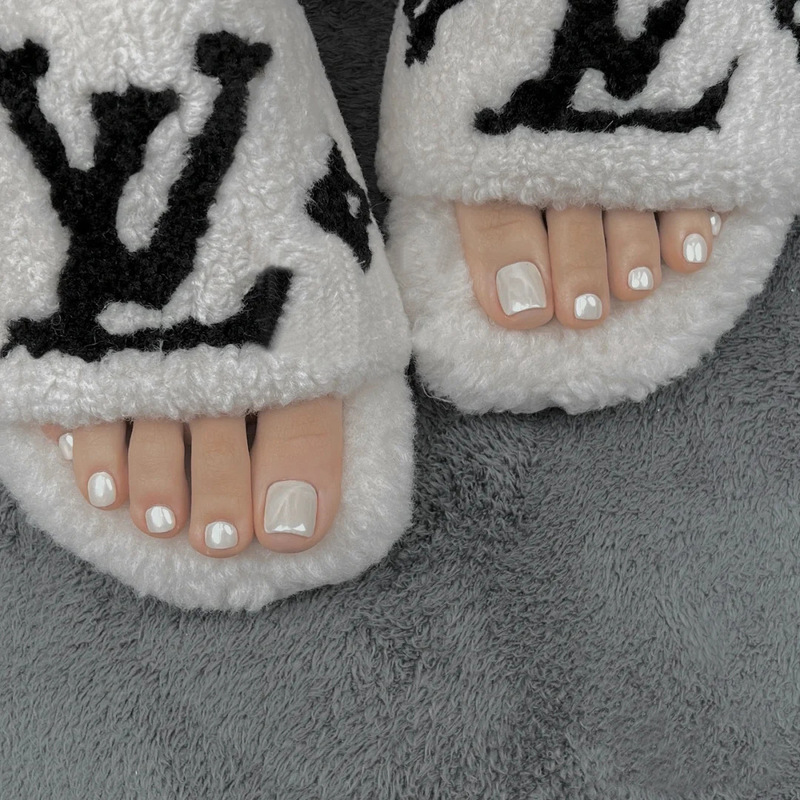 Hailey with the manicure Aurora powder manicure temperament gentle white moonlight wear manicure removable nail