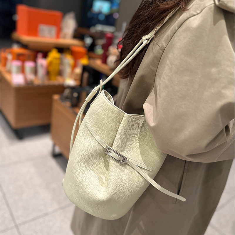 Women's Leather Bucket Shoulder Bag Simple Trendy Commuter Style_voghion.com