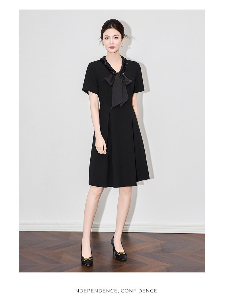 Đầm liền nữ cổ chữ V xếp ly tay lỡ, chất liệu sequin lấp lánh kiểu dáng quý bà — Màu xanh lam nhạt chi tiết 15
