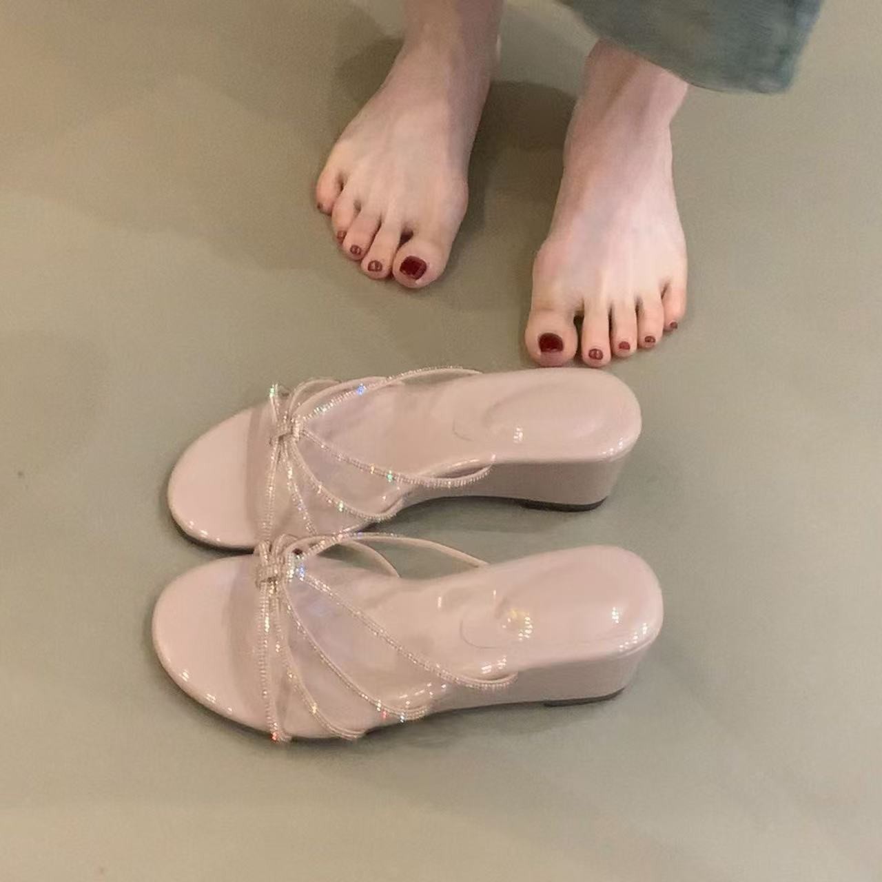 2026 verano nuevo tacones elevados zapatillas frías con una palabra de diamante con zapatillas de cabeza redonda sandalias de tacón alto para mujeres