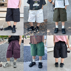 艾摩貝の男の子の2025夏の金のナイロンのしわの5分のズボンの赤ちゃんの格好いいボタンのポケットの水洗いするスーツのショートパンツ