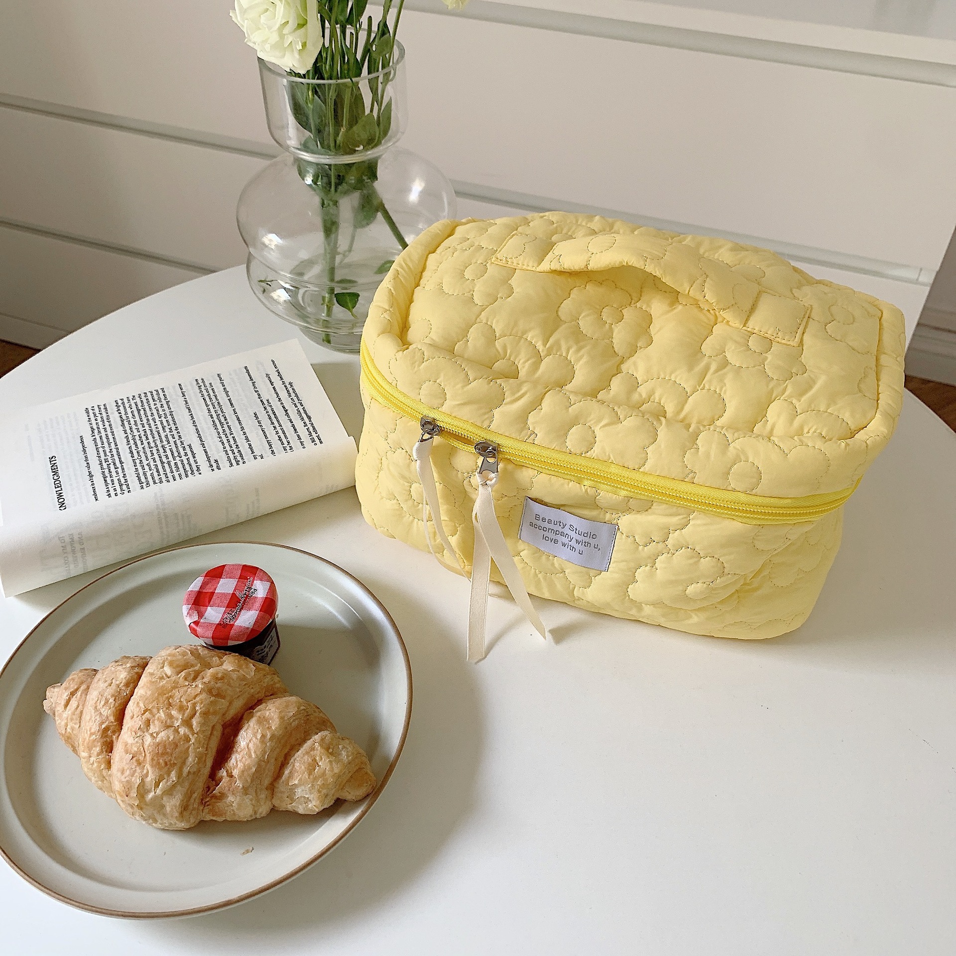 The 2631 Japanese-style fresh color-blocking flower hand-held makeup bag has a large capacity and can be carried hand in hand with a storage bag and a student pen case undefined