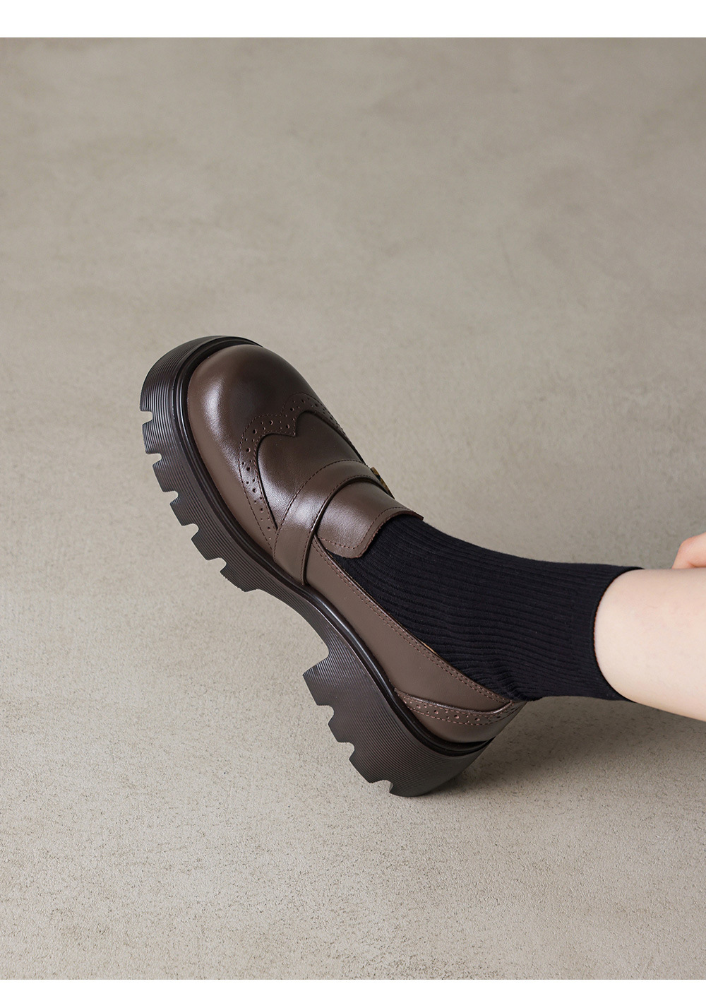 Giày loafer nữ đế xuồng phong cách Anh cổ điển, mũi tròn, gót cao nhỏ, họa tiết hoa sơn trà — màu nâu chi tiết 6