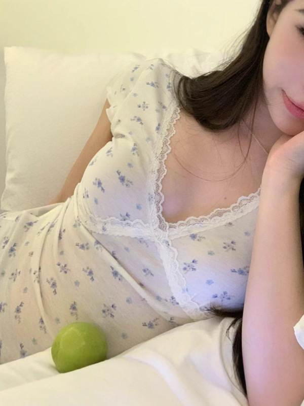 French Sweet Heart Floral V-Neck Lace Cross Short-Sleeved T-Shirt for Women Pure Lust Elegant Slim Short Sexy Versatile Top