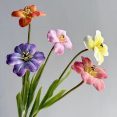 模造花EVA手触りPUチューリップが開いている家庭の生け花の造景軟装結婚祝いの手で花をすくって撮影する