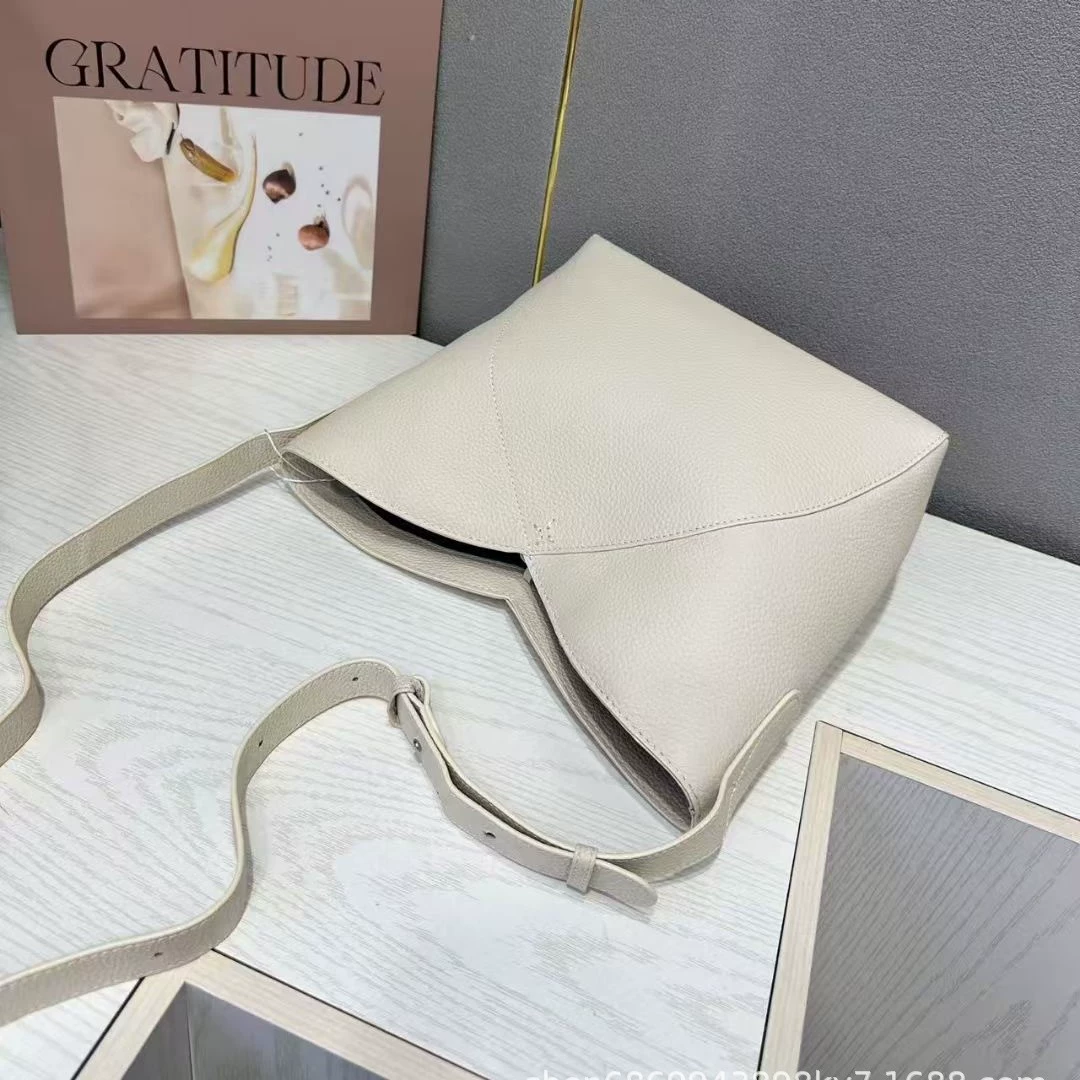 [Переведено]Capacious one-shoulder bag, genuine leather