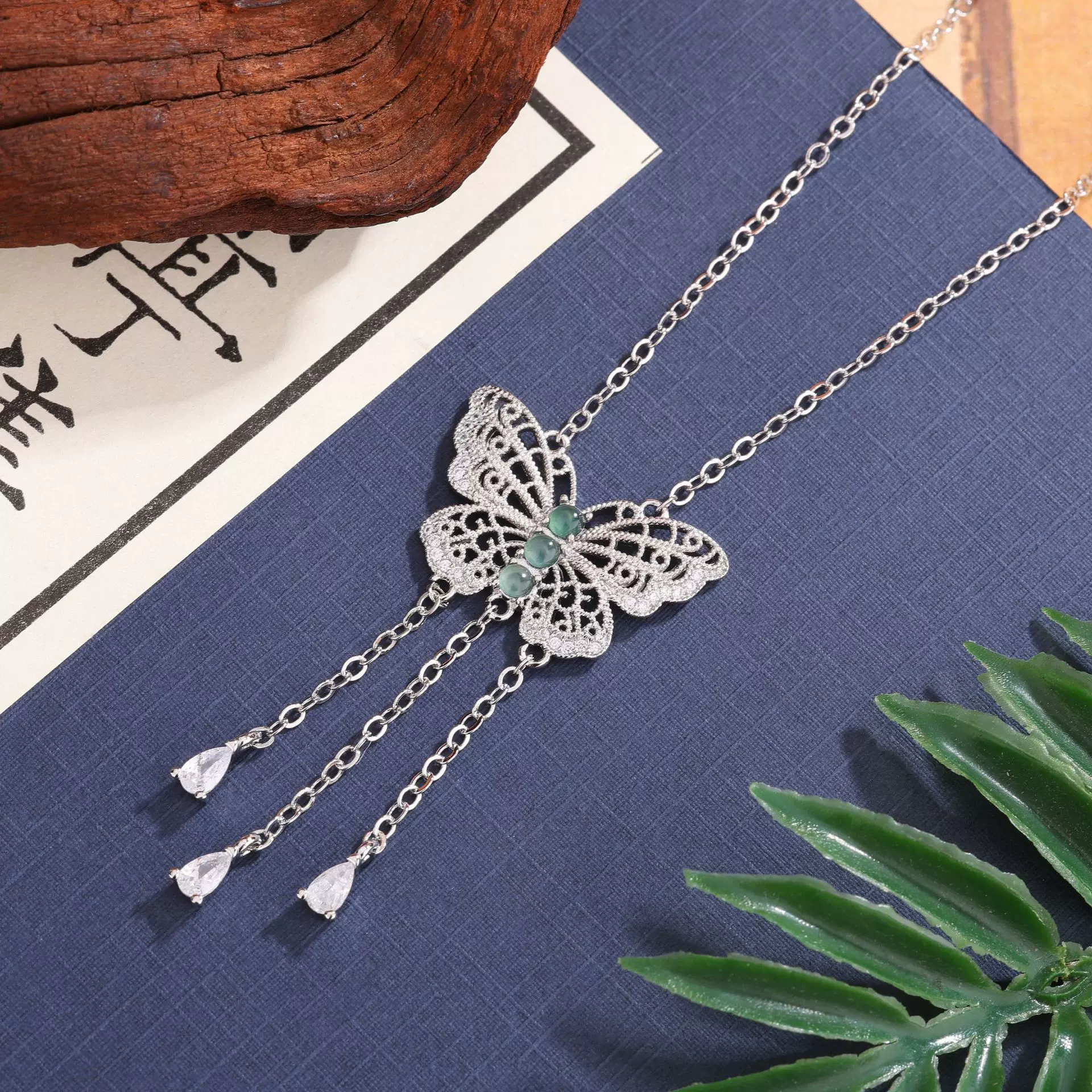 s925纯银翡翠蝴蝶项链女轻奢风时尚高级感新款蝴蝶锁骨链潮流2025