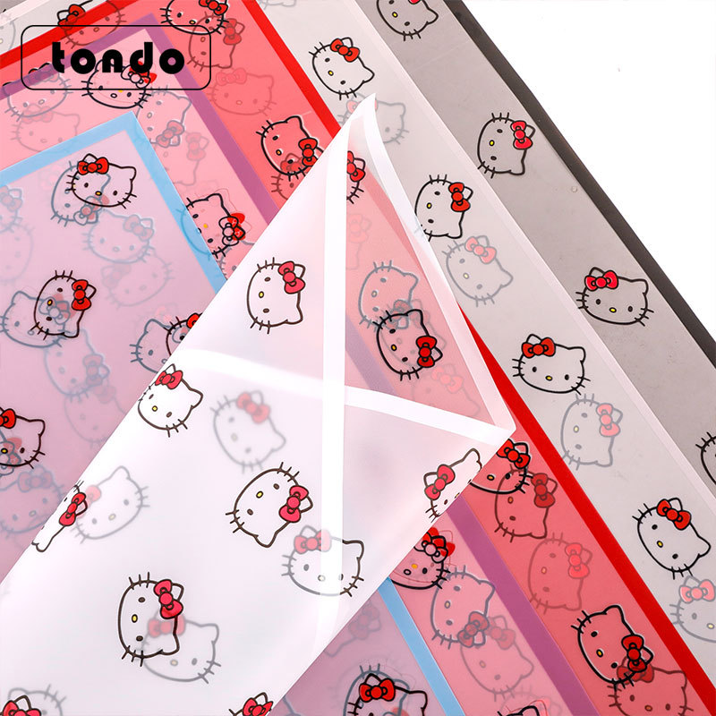 Papel de envoltorio floral Hello Kitty con borde mate, estilo romántico, ideal para regalos o flores.