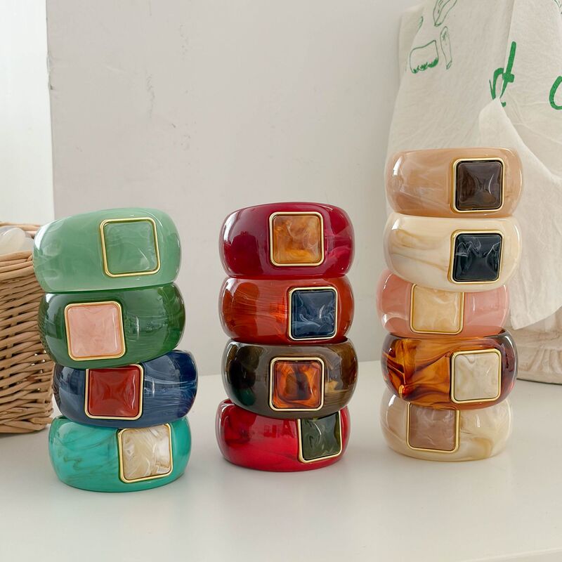 European and American Retro Style Gradient Gold-Edged Square Resin Bracelet, Exaggerated and Unique Fashion Bracelet for Women, Versatile Commuter Accessory European and American Retro Style Gradient Gold-Edged Square Resin Bracelet, Exaggerated and Unique Fashion Bracelet for Women, Versatile Commuter Accessory