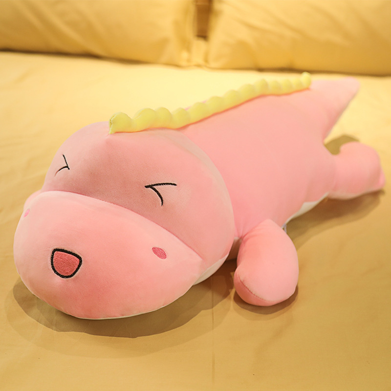 かわいい恐竜のぬいぐるみのベッドの上で寝ます。|undefined