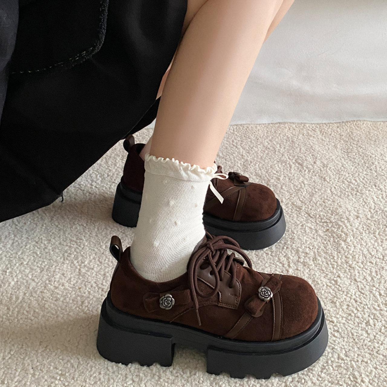 Retro estilo francés de tacones gruesos, zapatos de boca profunda para mujeres 2026 nuevos zapatos de moda de caño de altura de falda