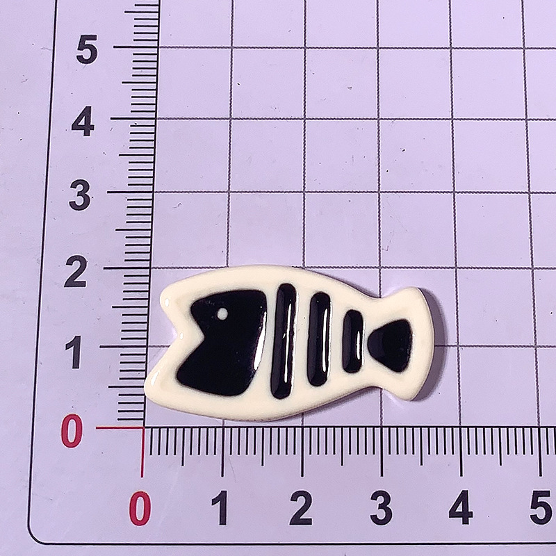 Nuevo gatito comer huesos de pescado dibujos animados accesorios de resina diy pinzas de cabello accesorios para el cabello llaverillos agujeros zapatos agujeros parches de caso de teléfono móvil