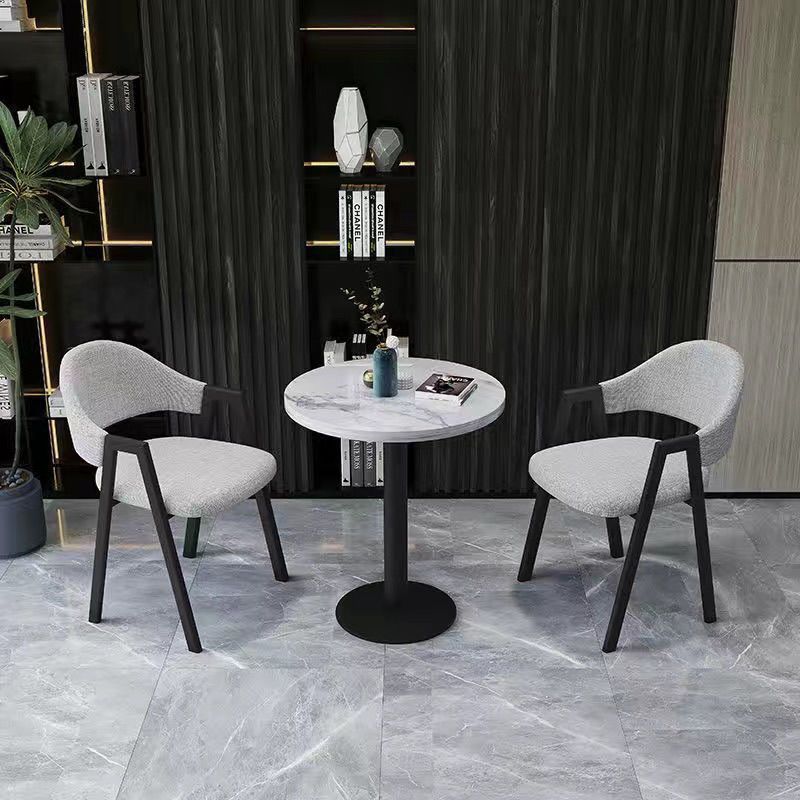 60 원형 테이블과 의자 2개, 밝은 회색 천
