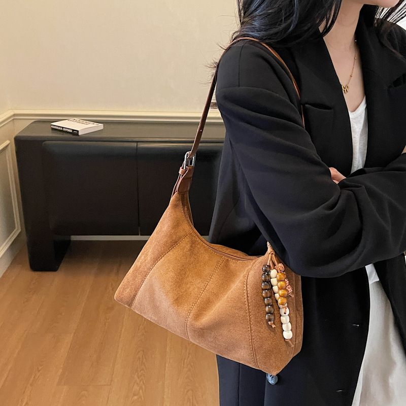 Bolsa de camisa de seda retro, bolsa de brazo de mujer 2025, otoño y invierno, nueva moda, bolso de hombro al por mayor.