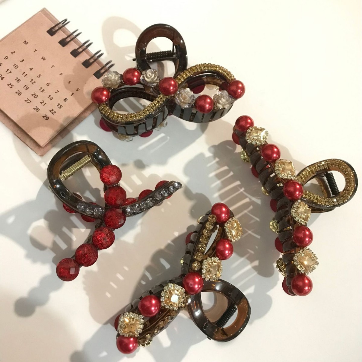 2025高級感安哥拉紅珠珠玫瑰花抓夾後腦勺百搭盤髮夾鯊魚夾髮飾女