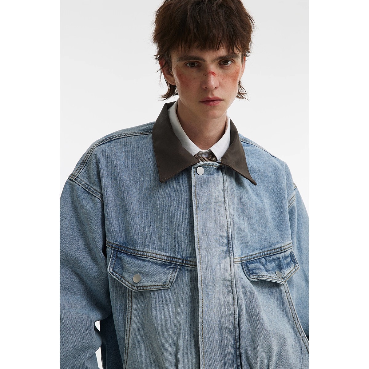 Retro Nostalgic Silhouette Denim Jacket With Street Pleat Splicing And Washed Loose Collar Jacket_voghion.com