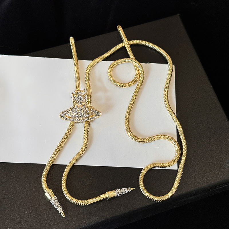 Estilo retro de Hong Kong cuerda de cuero artificial bolso pequeño collar moda todo-fósforo cadena de suéter de media luna fuera de la calle joyería de alta gama mujer