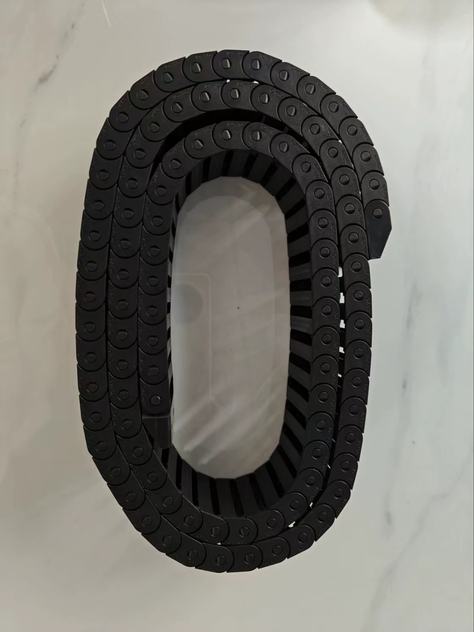 Легкая цепь для протяжки проводов типа "мост" 10*20R28 из нейлона, маслостойкая и прочная, черная, для защиты масляных труб и проводов.