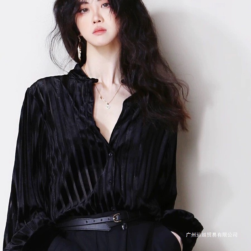 Autumn and Winter Black Retro Velvet Shirt 2025 New Women's Fashion High-End Elegant Style That Hides the Belly and Makes You Look Slimmer, Versatile Top