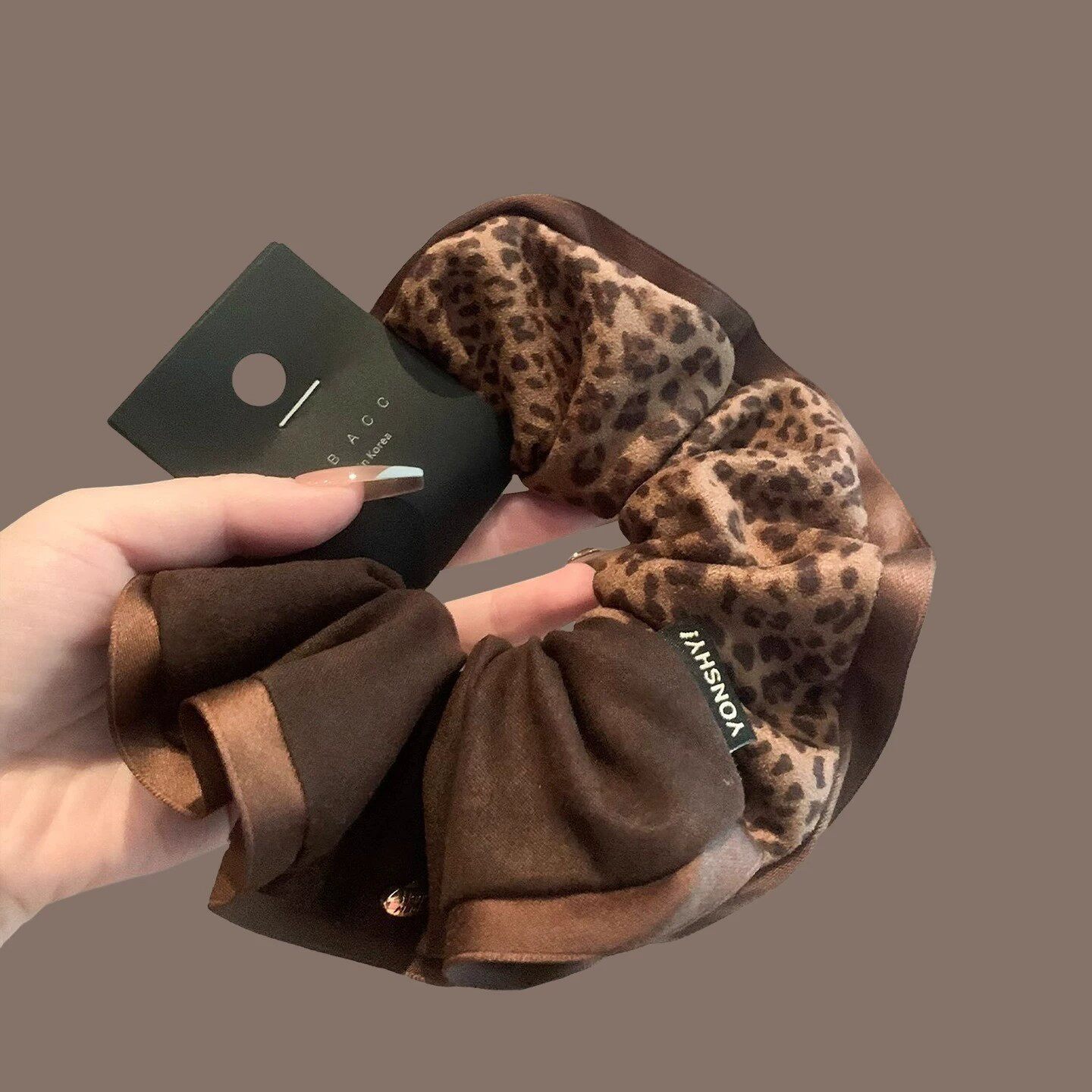 Vintage French-style patchwork leopard print scrunchie for women, 2026 new model, bun hair tie, elegant hair accessory