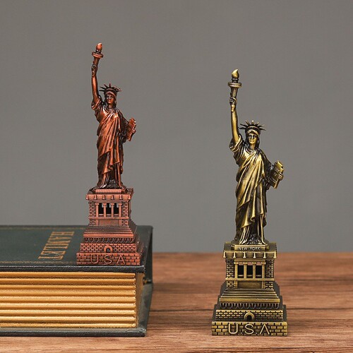 Creative metal crafts American living room ornaments Statue of Liberty model desktop ornaments teacher holiday gift