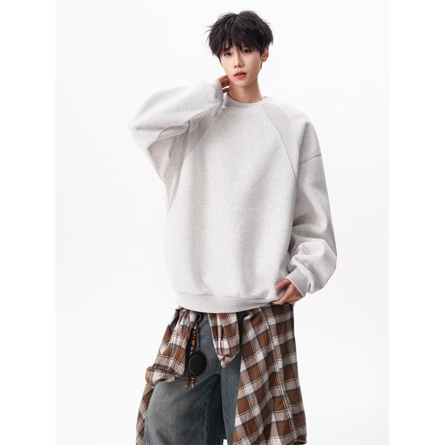 2025 Autumn New Sweater Men's Crew Neck Splicing Trendy No Hat High Sense Loose_voghion.com